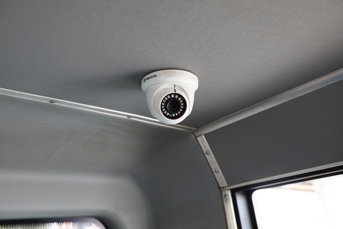 Камеры общественного транспорта. Видеонаблюдение в автобусе. Камера наблюдения на потолок. Камеры наблюдения в автобусе. Видеонаблюдение в микроавтобусе.