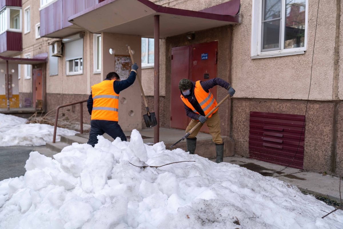 CitySakh.ru - Весенняя уборка южно-сахалинских дворов начата управляющими  компаниями