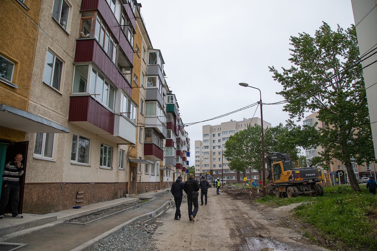 CitySakh.ru - Реконструкцию двора в Ново-Александровске решили украсить  высадкой молодых насаждений