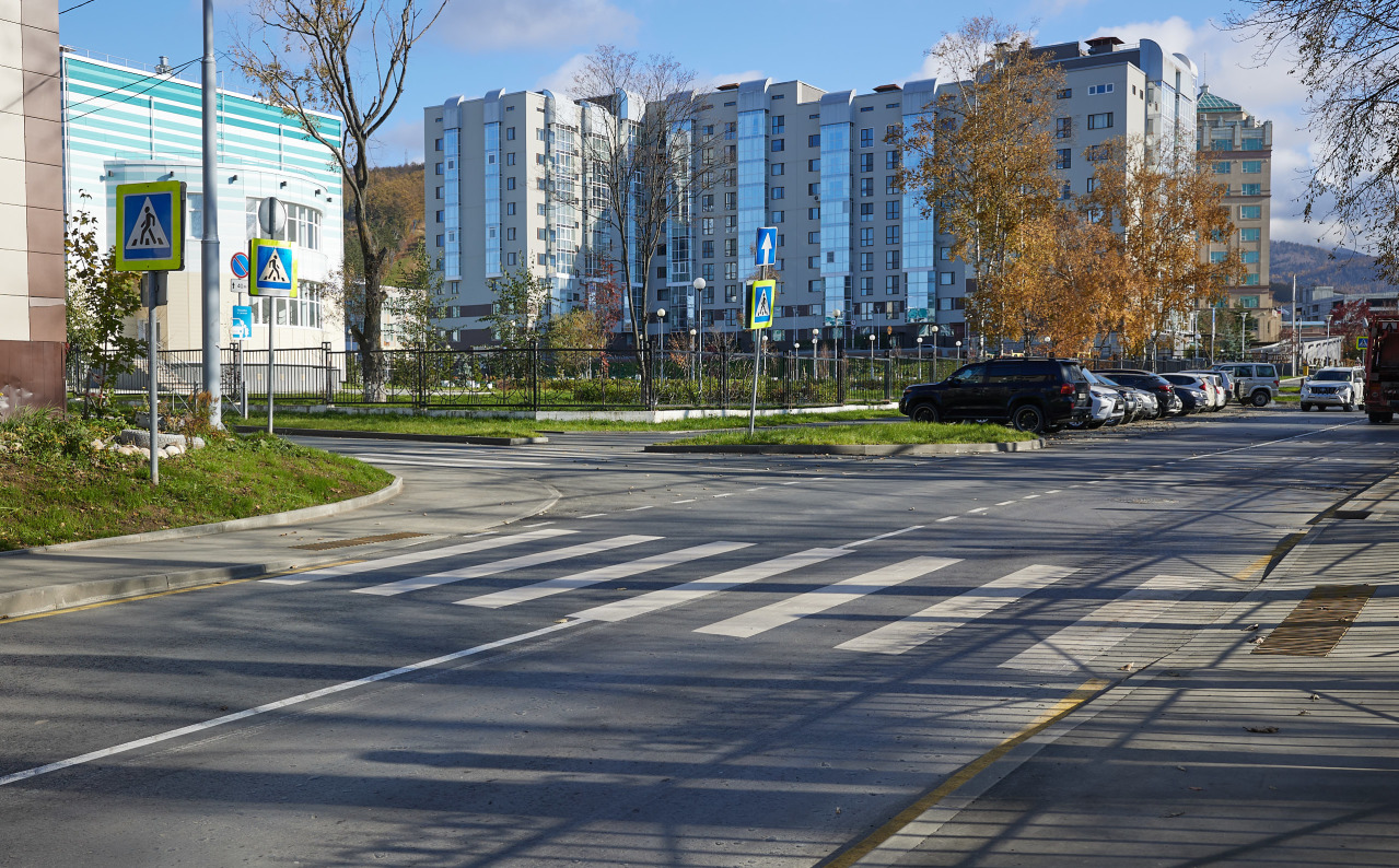 Улицы южно сахалинска. На улице. Дорожная улица. Центр города. Разметка дорог в городе.