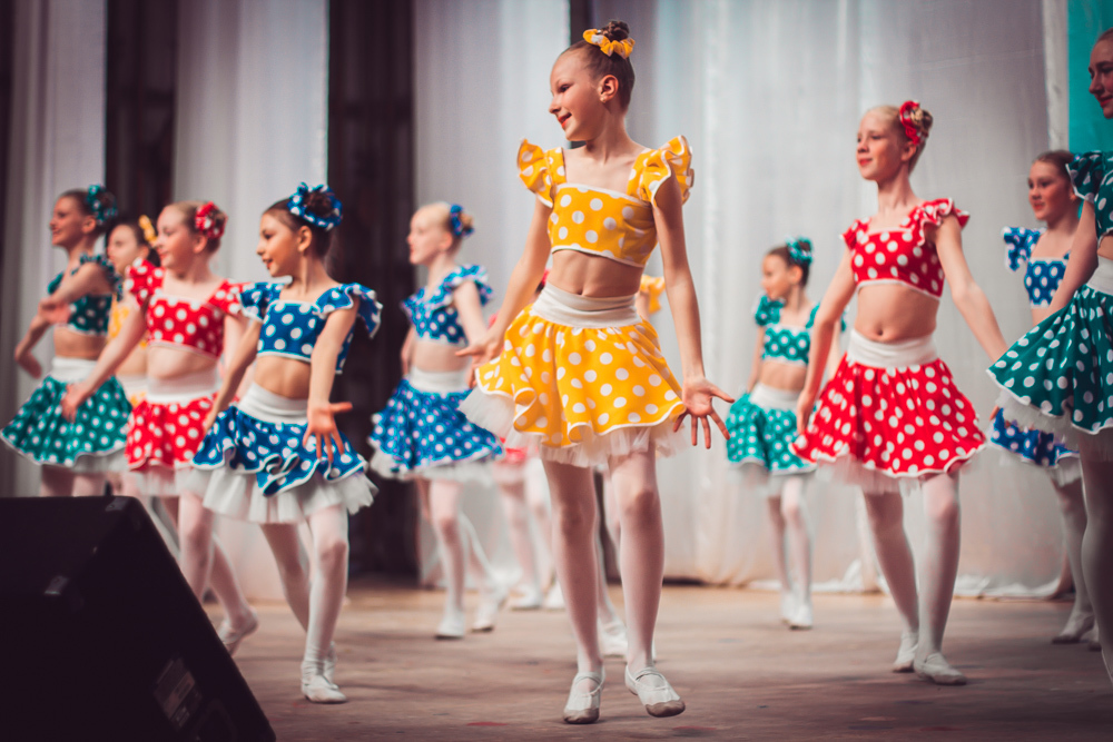 Выступление танцевальной группы. Детские танцевальные группы. Хореографическая группа. Фото танцевальной группы. Танцевальная группа Южно-Сахалинск.