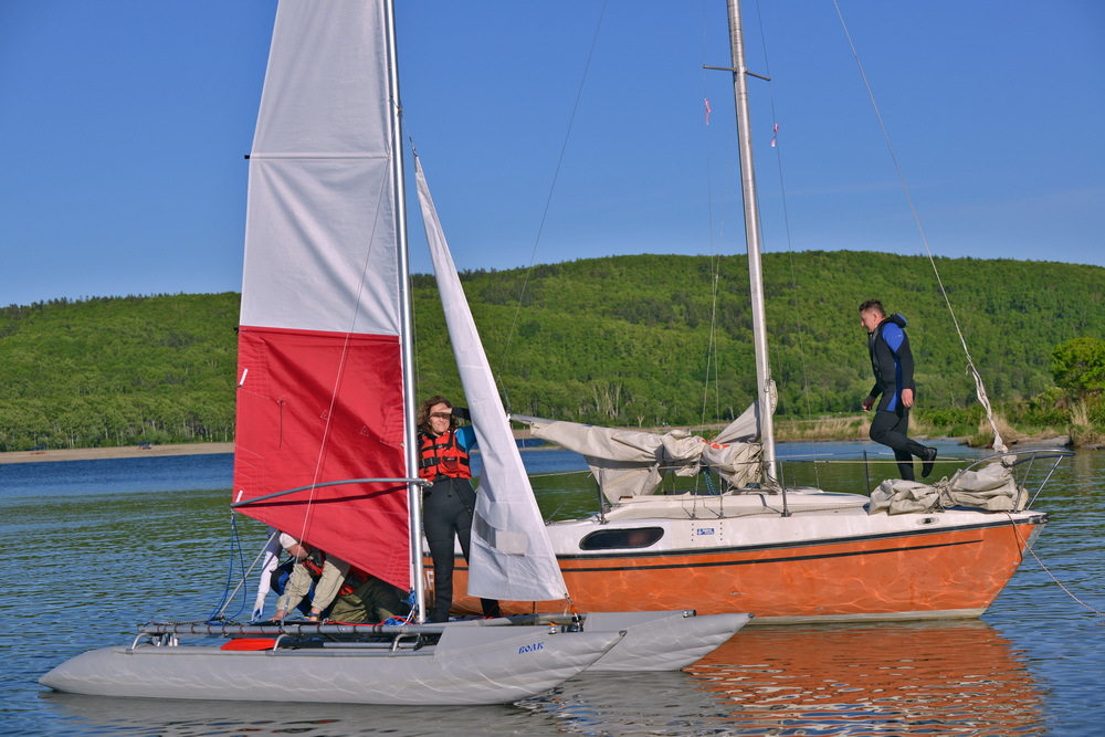 Hiking sailing. Парусный катамаран Шантарские острова. Парусный катамаран Бумеранг. Парусный туризм в Мурманской области. Московский парусный туристический клуб.