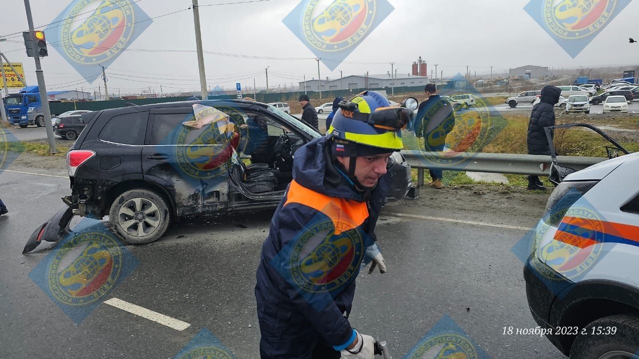 CitySakh.ru - Спасатели вырезали человека из автомобиля, попавшего в ДТП в  Южно-Сахалинске