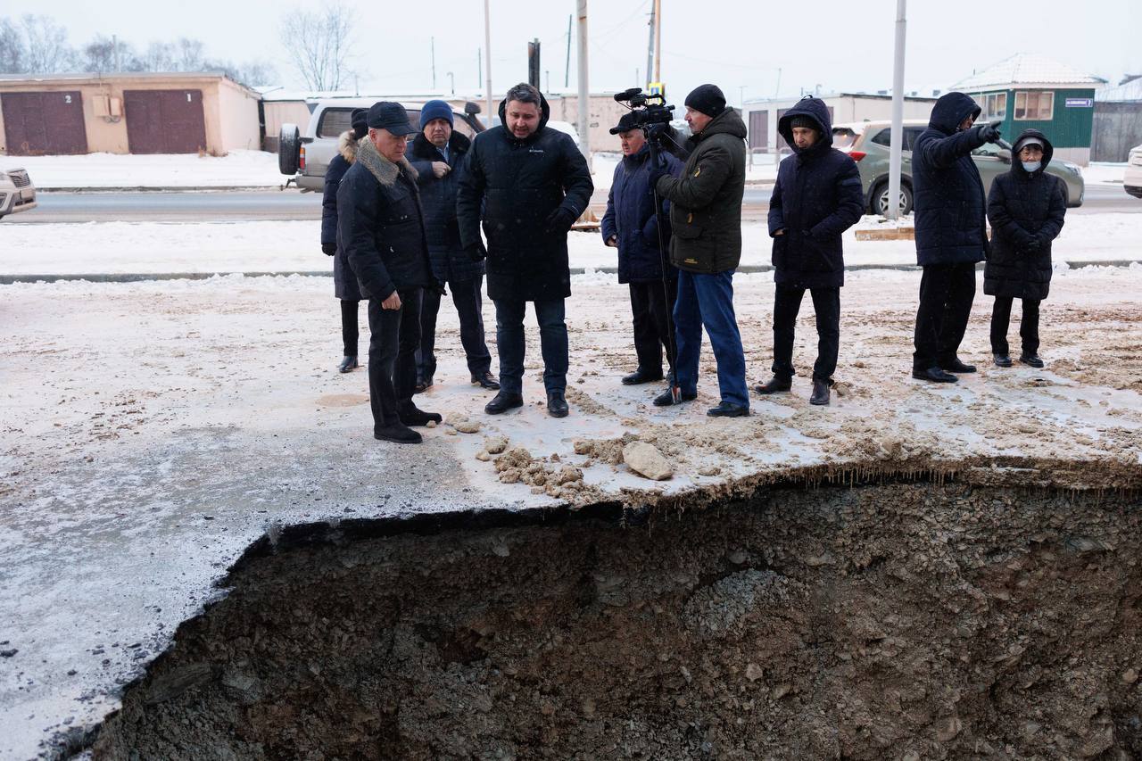 CitySakh.ru - Мэр Южно-Сахалинска контролирует ремонт водопровода в жилом  комплексе