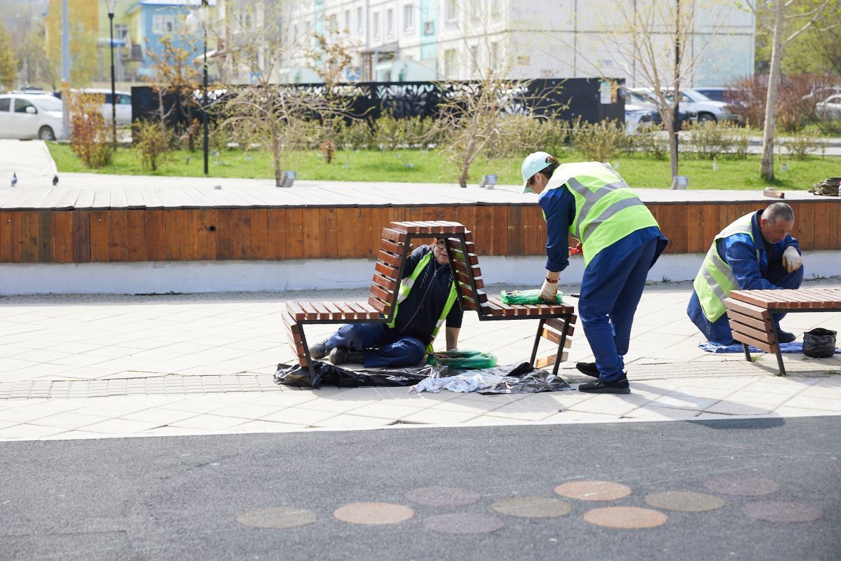 CitySakh.ru - Коммунальщики вышли в скверы Южно-Сахалинска для наведения  порядка