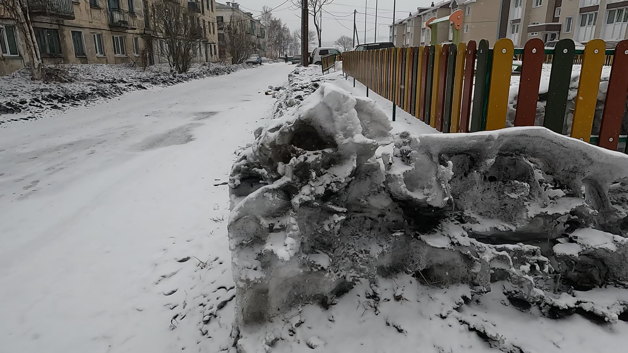 CitySakh.ru - Жители Шахтерска жалуются на грязь и сажу во дворах