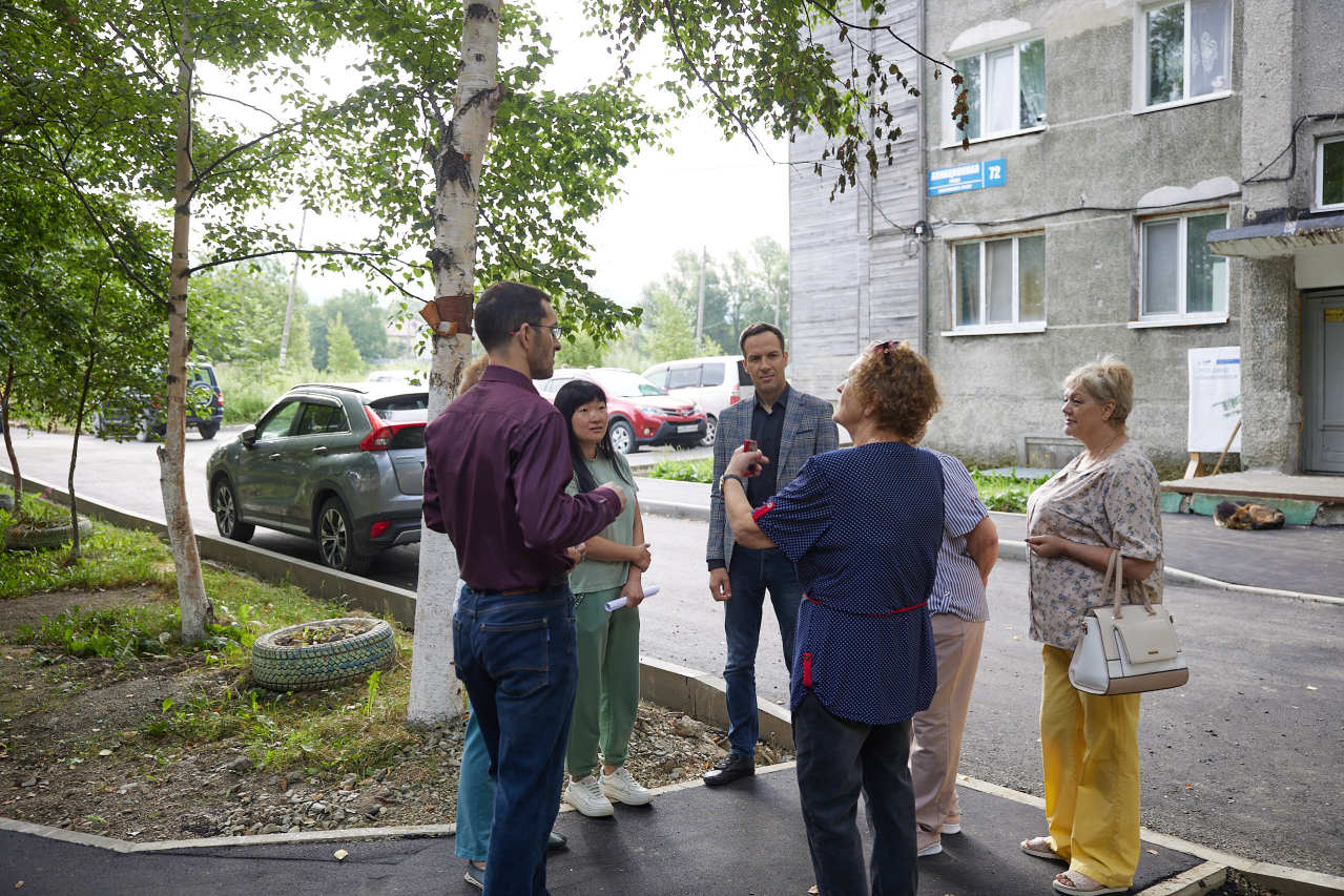 CitySakh.ru - В островной столице продолжают благоустраивать дворы  многоквартирных домов