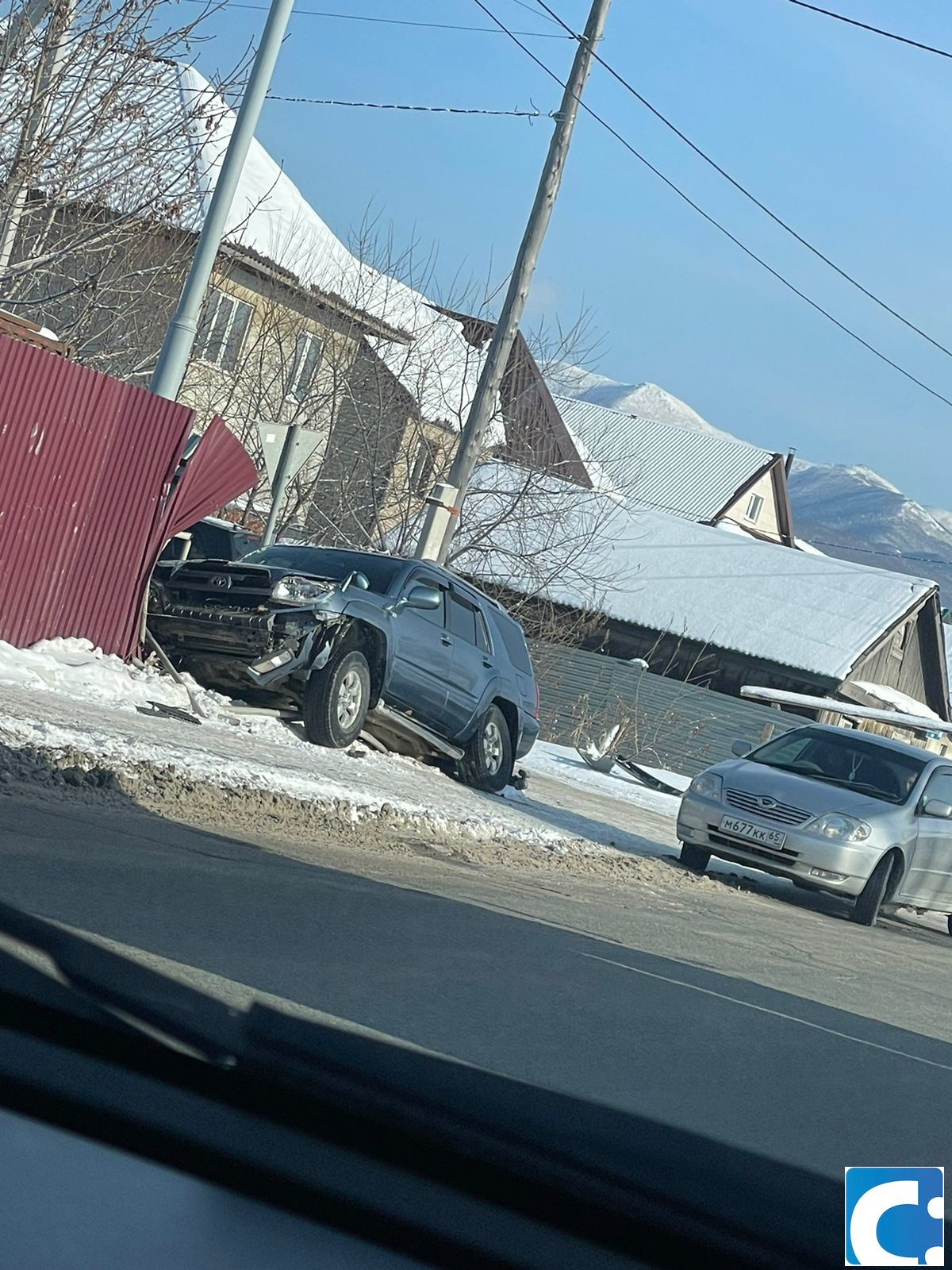 CitySakh.ru - В Южно-Сахалинске джип протаранил забор