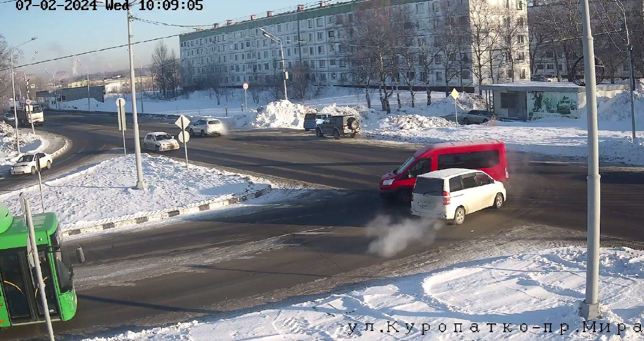 CitySakh.ru - Притерлись боками автомобили на перекрестке в Южно-Сахалинске