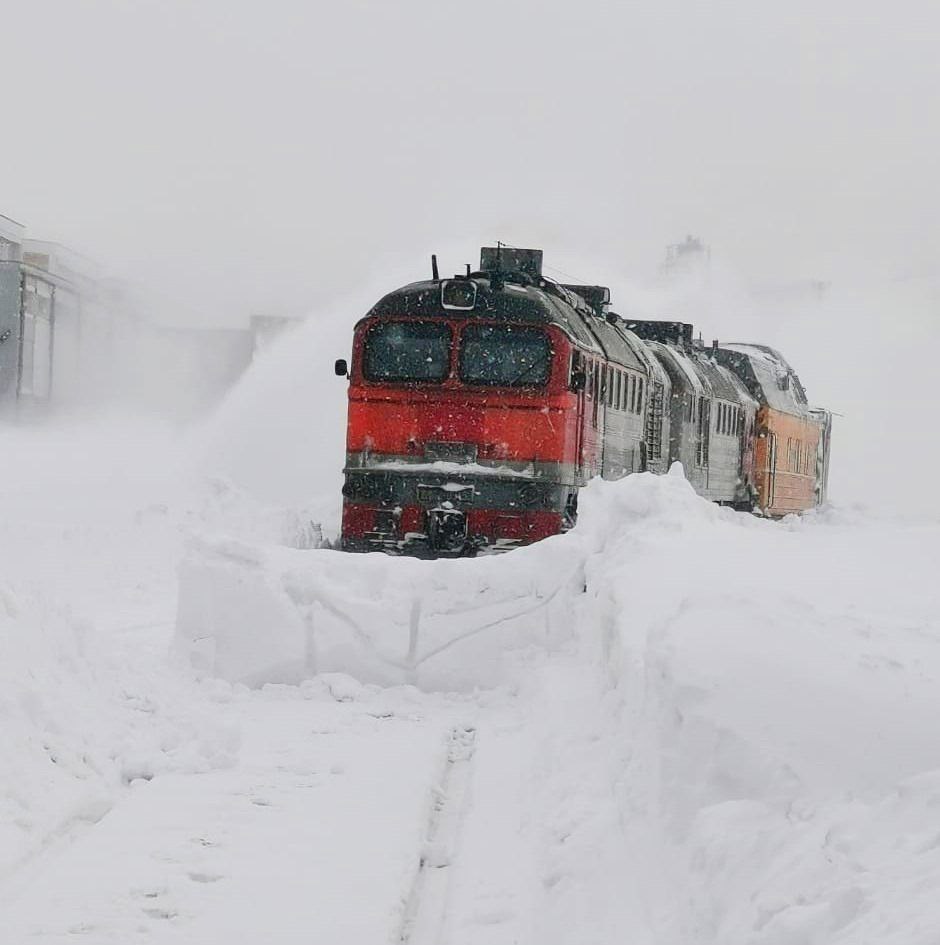 CitySakh.ru - Пробились сквозь снег сахалинские железнодорожники