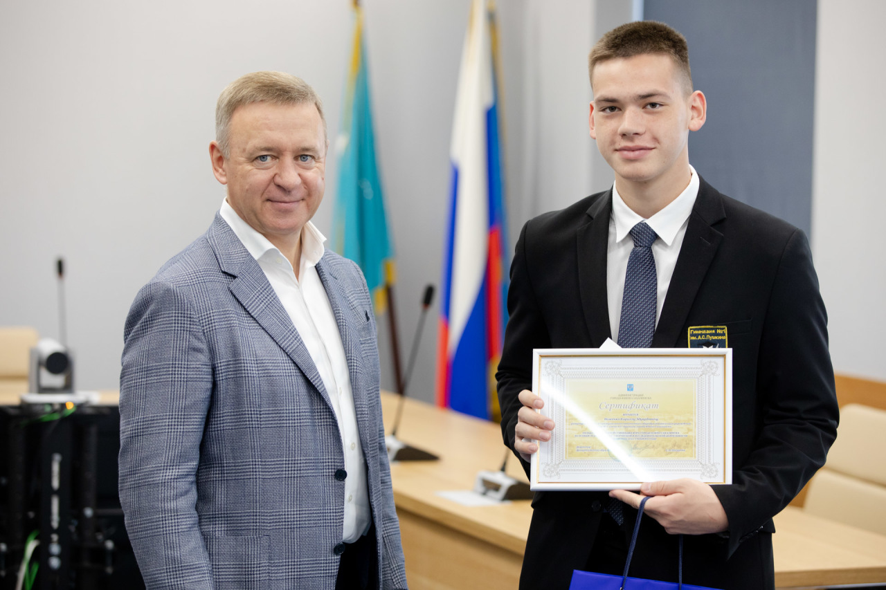 CitySakh.ru - Одаренных школьников Южно-Сахалинска отметили именными и  разовыми стипендиями мэра