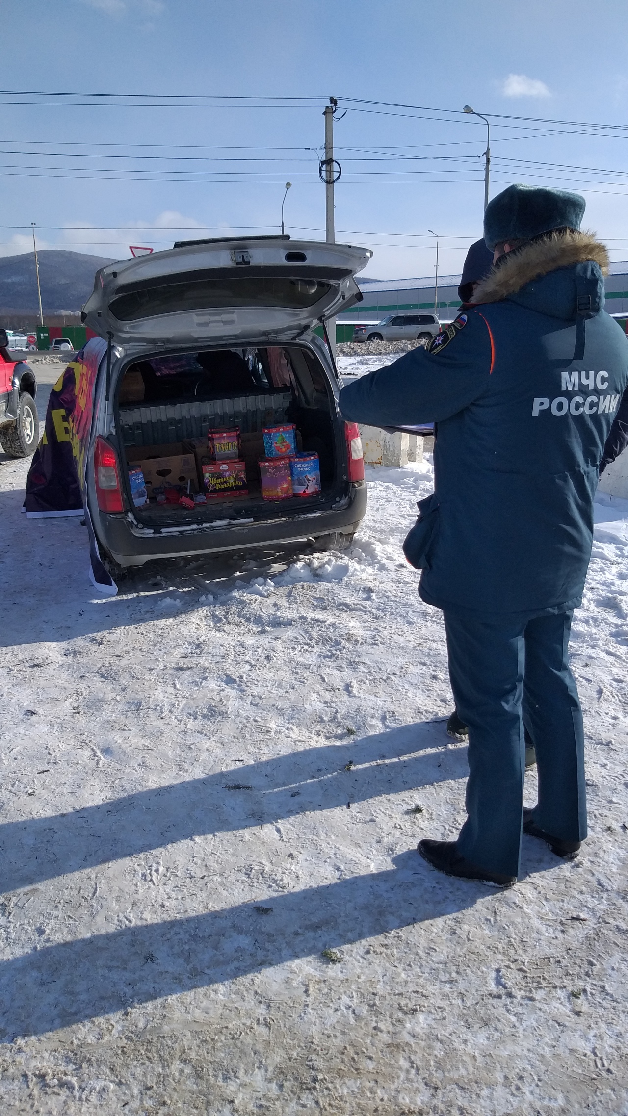 CitySakh.ru - В Южно-Сахалинске незаконно торгуют пиротехникой из багажника  автомобиля