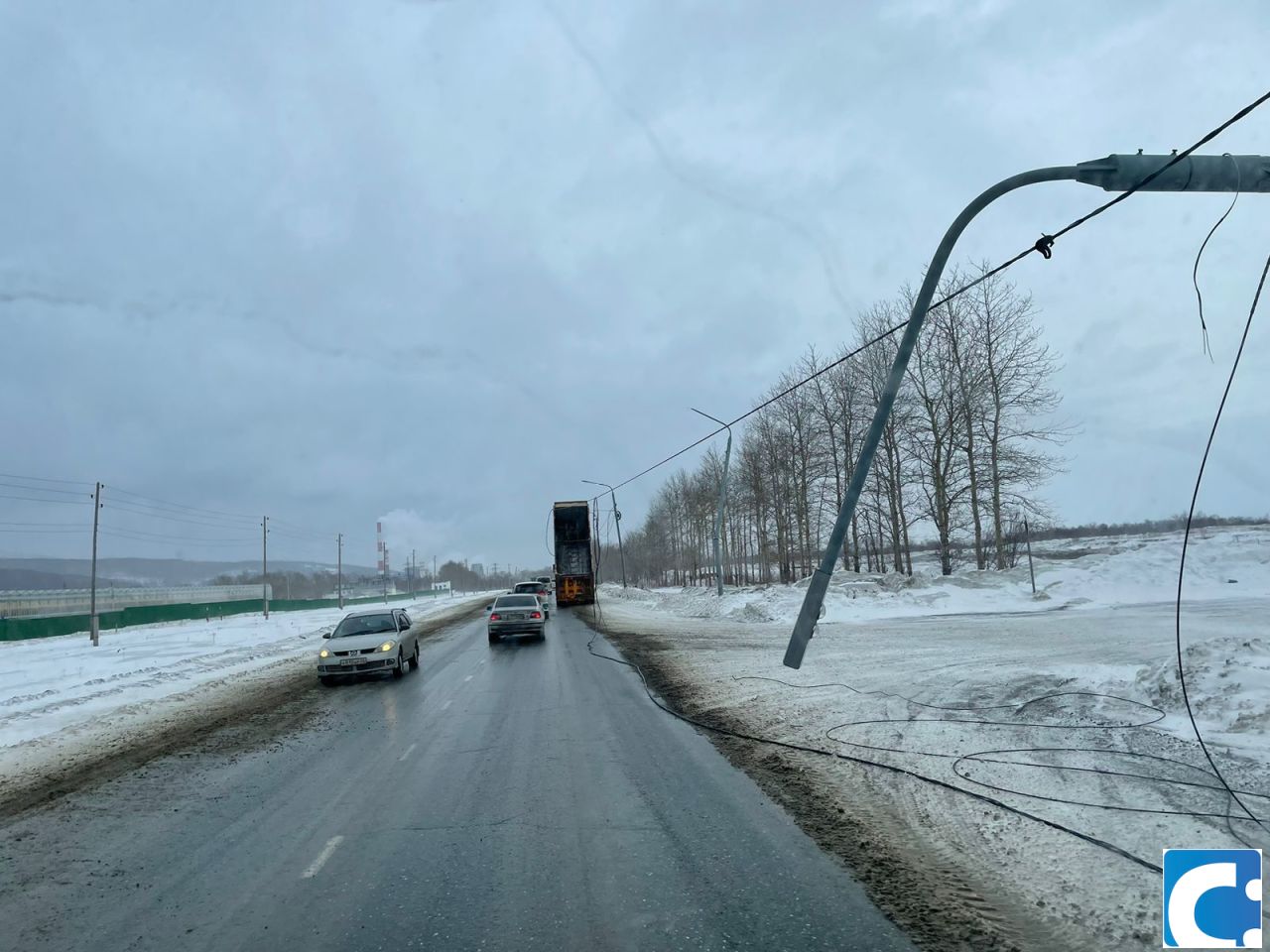 CitySakh.ru - Водитель грузовика в Южно-Сахалинске задел провода освещения  возле 