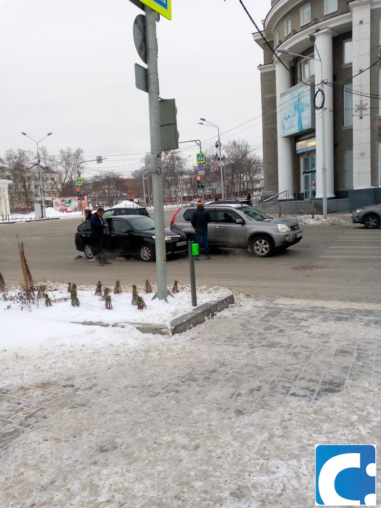 CitySakh.ru - Догнала на светофоре и въехала в зад легковушка на универмаге  «Сахалин»