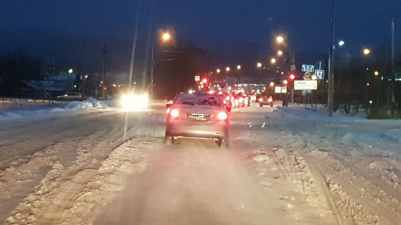 CitySakh.ru - В Южно-Сахалинске пассажирский автобус едва не убил человека  столбом