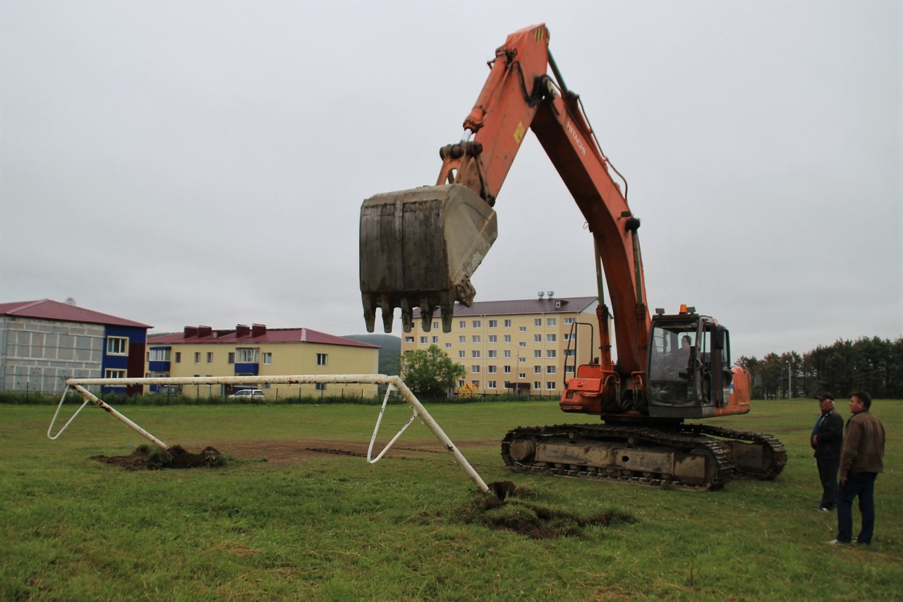 CitySakh.ru - В Томари начался ремонт футбольного поля