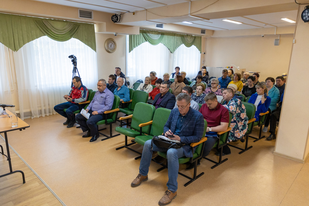 CitySakh.ru - Водоснабжение и дороги. Администрация провела встречу с  населением Синегорска