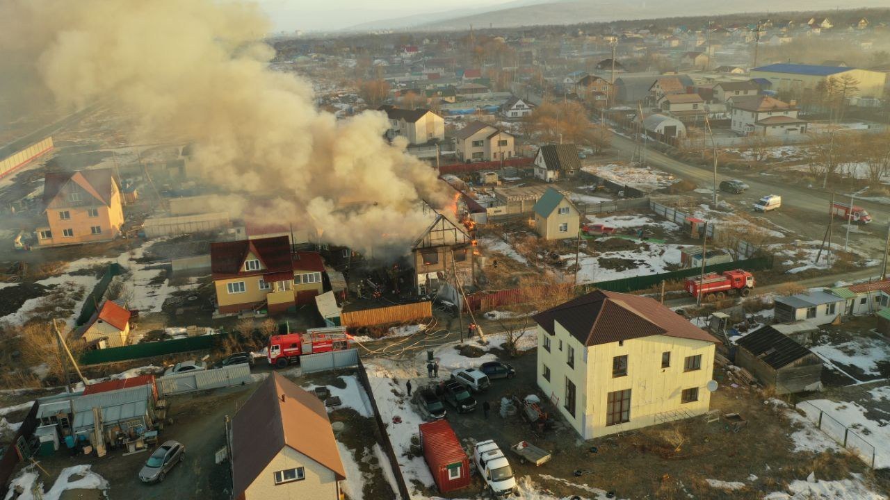 CitySakh.ru - В Лиственничном загорелся частный дом