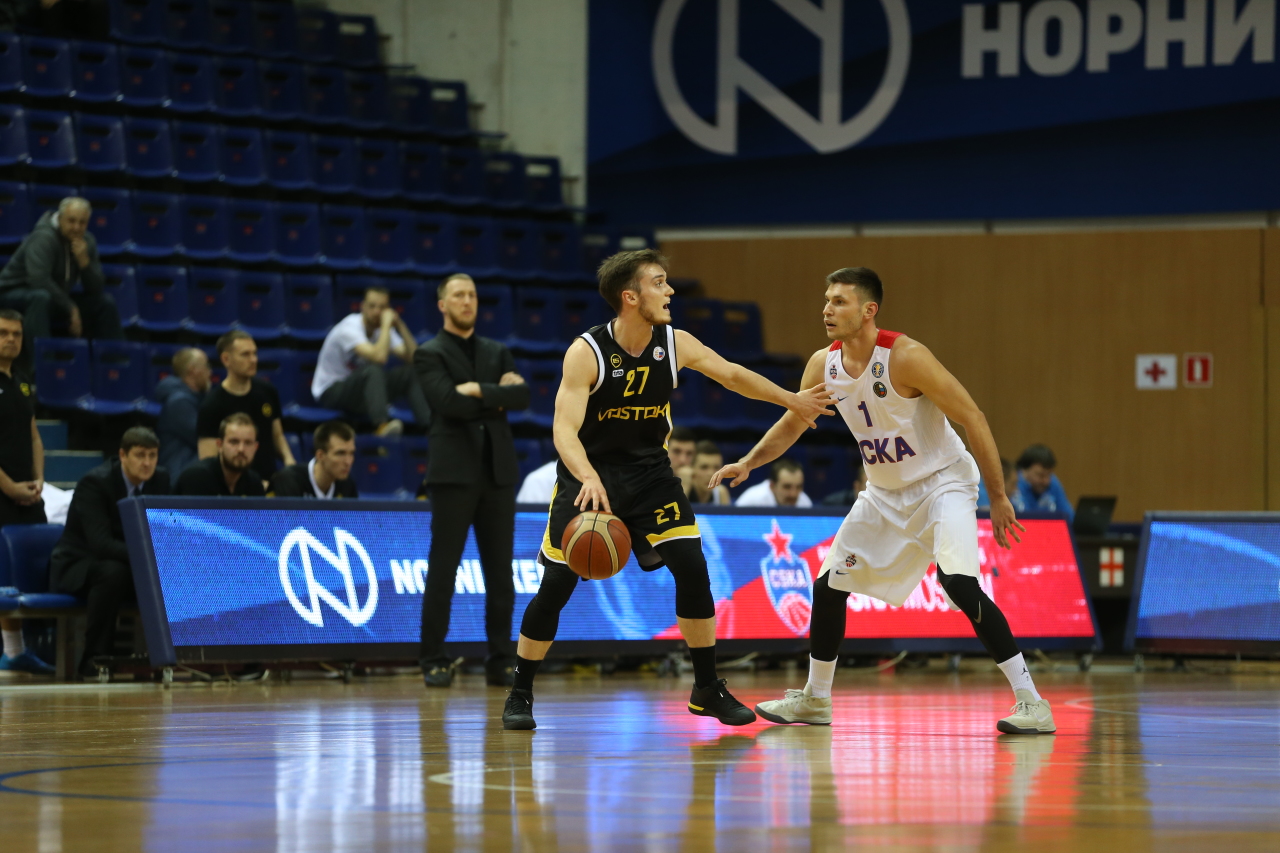 East player. Баскетбольный клуб Южно Сахалинск. Александр Гаврилов баскетбол Восток 65. Сахалин ЦСКА. Восток-65 ЦСКА.