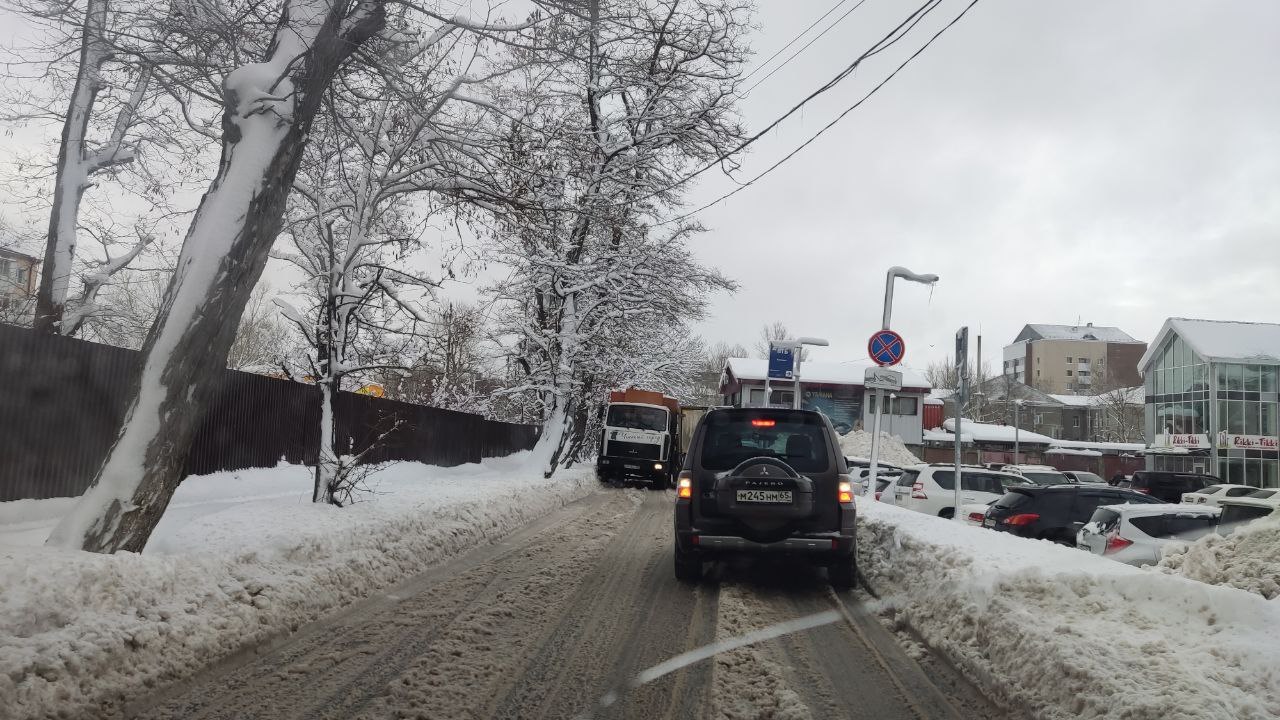 CitySakh.ru - На узкой дороге в Южно-Сахалинске мусоровоз не смог  разъехаться с фурой