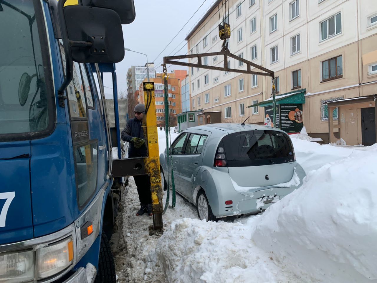 CitySakh.ru - В Южно-Сахалинске эвакуируют автомобили, которые мешают  расчистке города