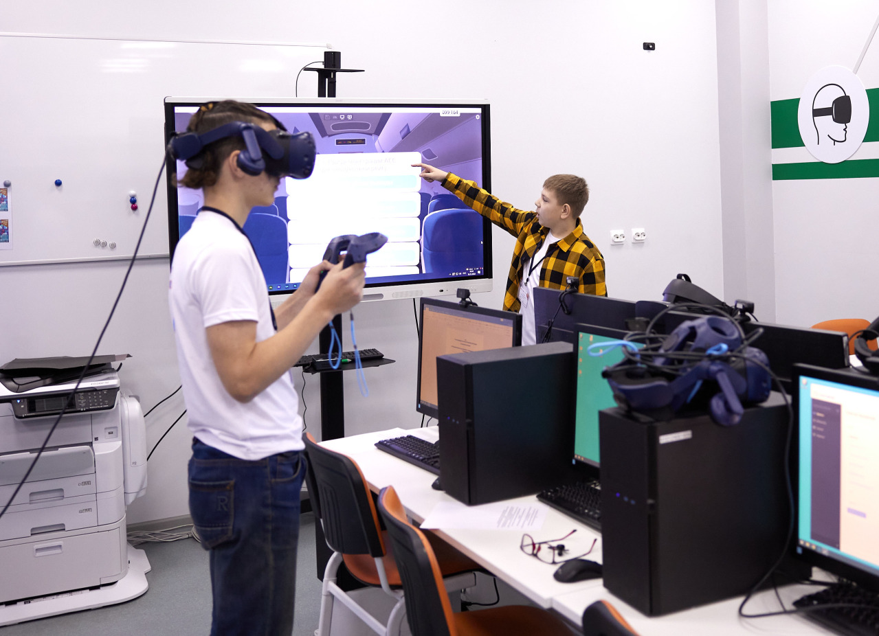 Школа vr. Зал виртуальной реальности. VR В школе. Очки виртуальной реальности для детей. Виртуальная реальность с оружием.