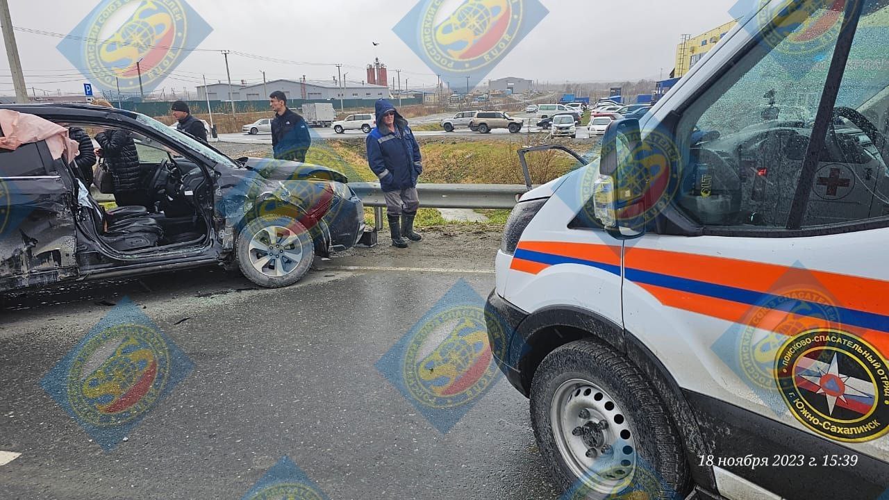 CitySakh.ru - Спасатели вырезали человека из автомобиля, попавшего в ДТП в  Южно-Сахалинске