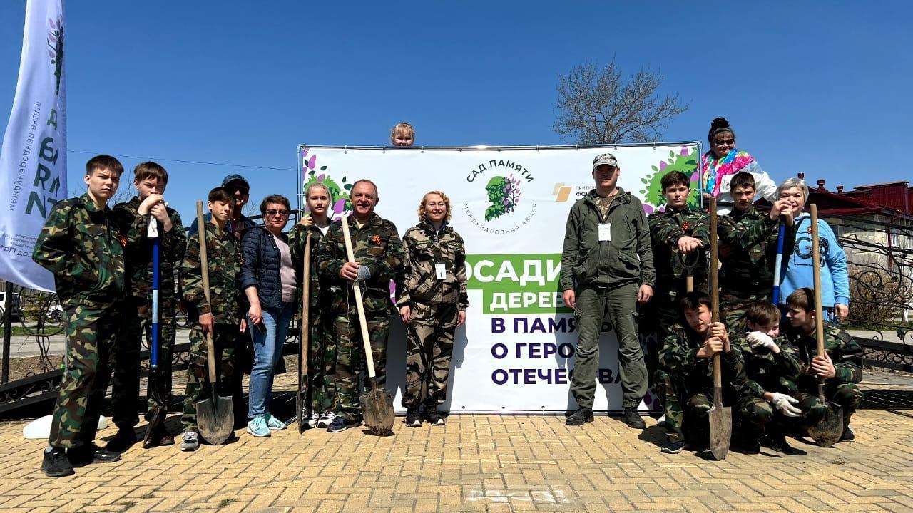 CitySakh.ru - Жители Троицкого посадили деревья в рамках акции «Сад памяти»