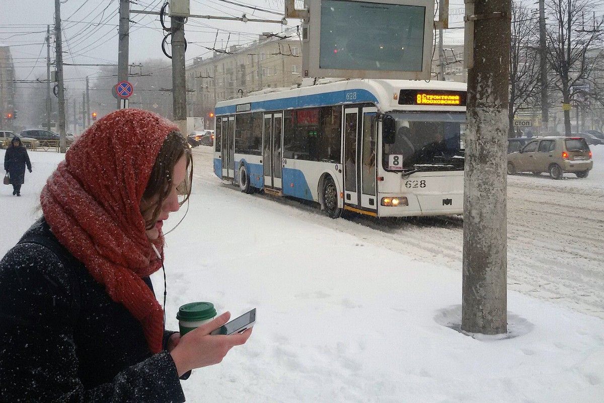 Дед мороз остановка. Люди в автобусе зимой. Остановка автобуса зимой. Люди на остановке зимой. Остановки транспорта зимой.