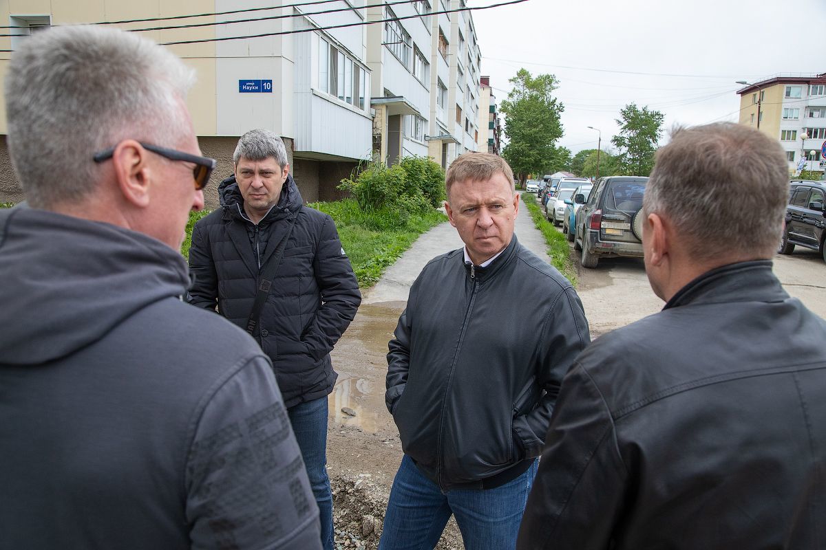 CitySakh.ru - Реконструкцию двора в Ново-Александровске решили украсить  высадкой молодых насаждений