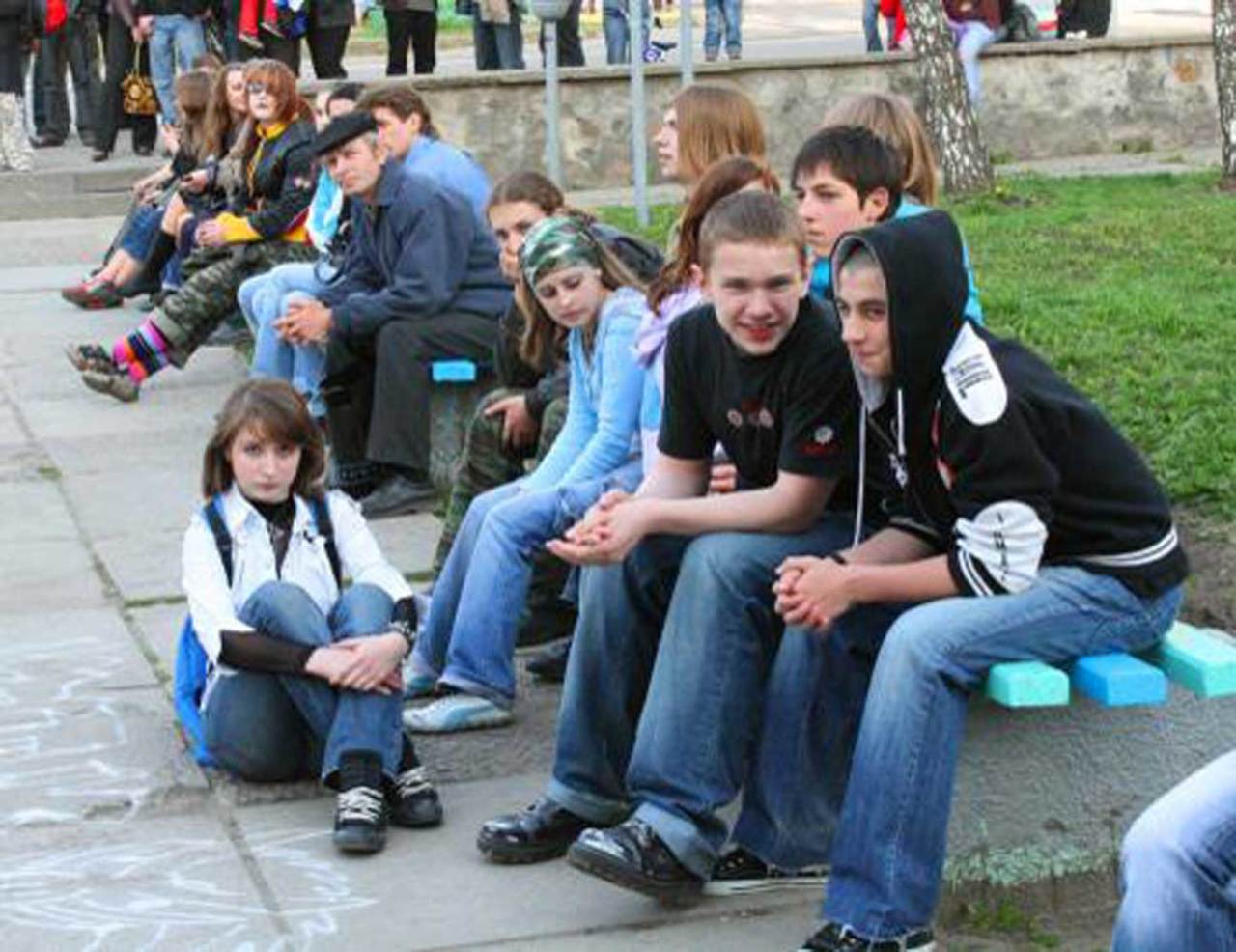Группа подростков на улице