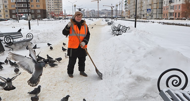 Работа дворником москва 2 2. Самый крутой дворник. Дворник с котом в Белгороде. Работа в Липецке дворник.