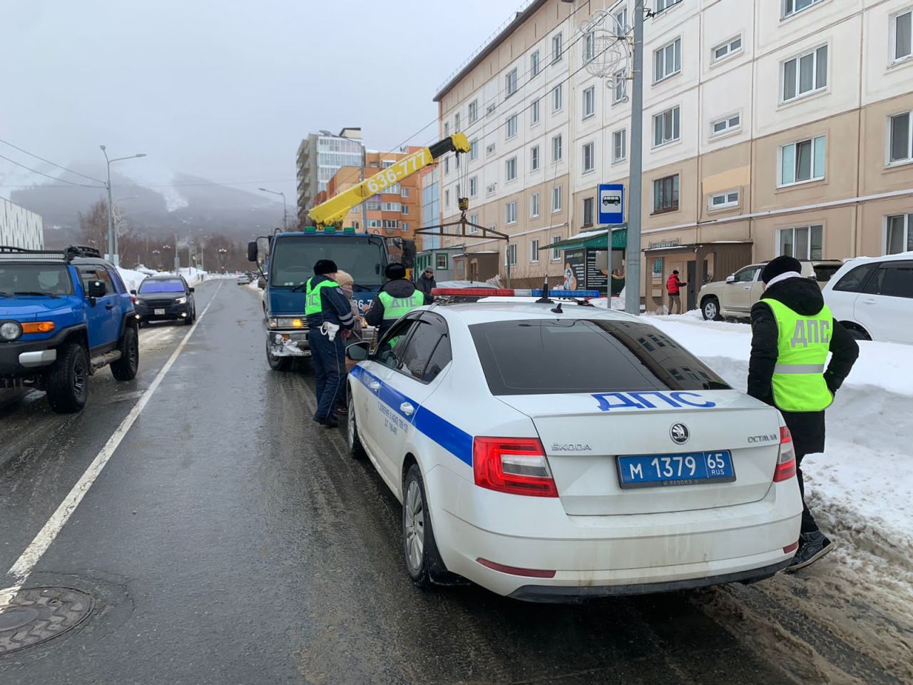 CitySakh.ru - В Южно-Сахалинске эвакуируют автомобили, которые мешают  расчистке города