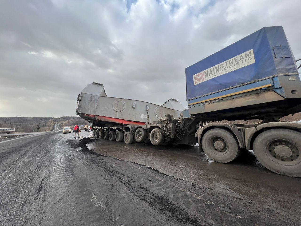 CitySakh.ru - Многотонную деталь от угольного конвейера ВГК обронили в ходе  ДТП