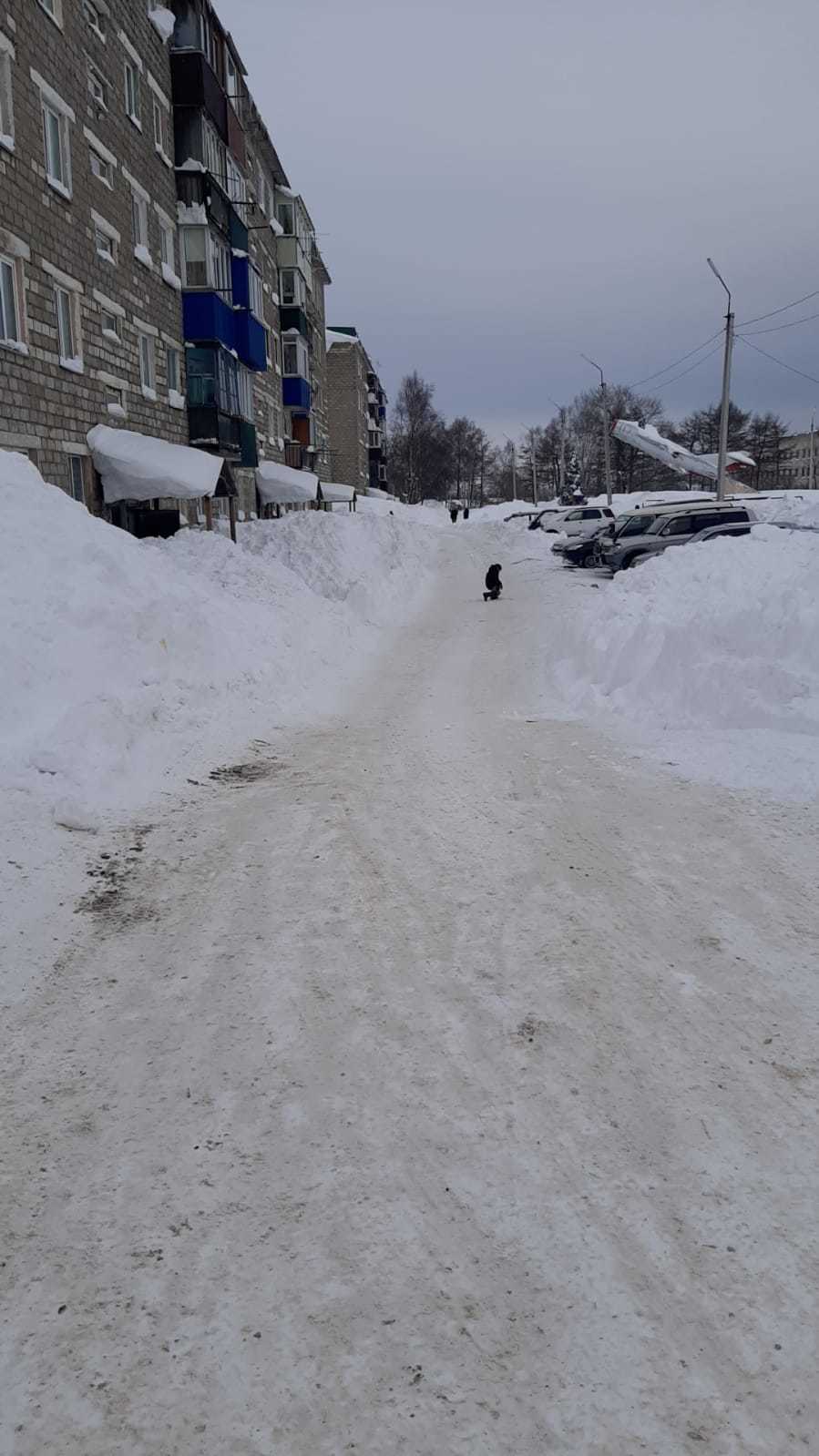 CitySakh.ru - Жители села Сокол попросили спасти тротуар из снежного плена