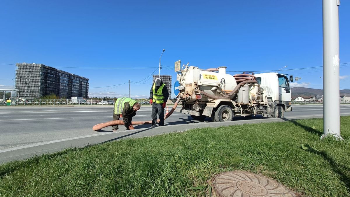 CitySakh.ru - Дорожные службы расчистили большинство водоотводных канав и  ливневок в Южно-Сахалинске