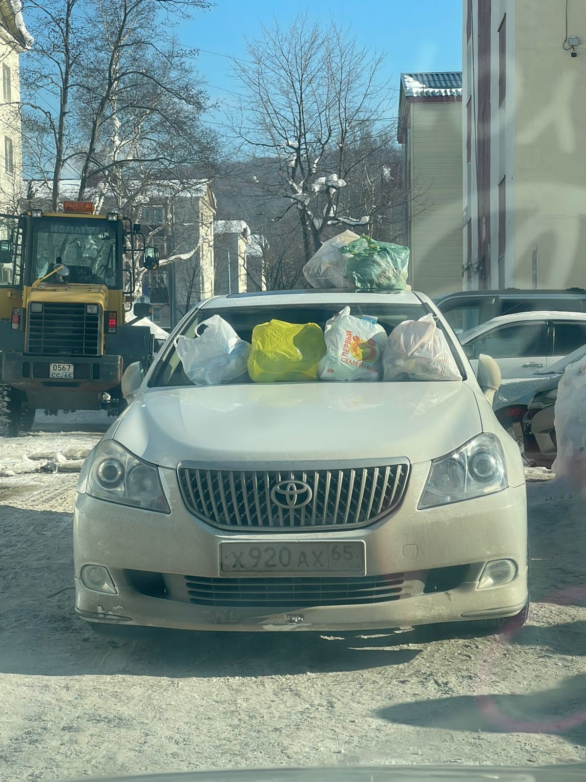 CitySakh.ru - Безответственные владельцы машин мешают вывозу мусора в  Невельске