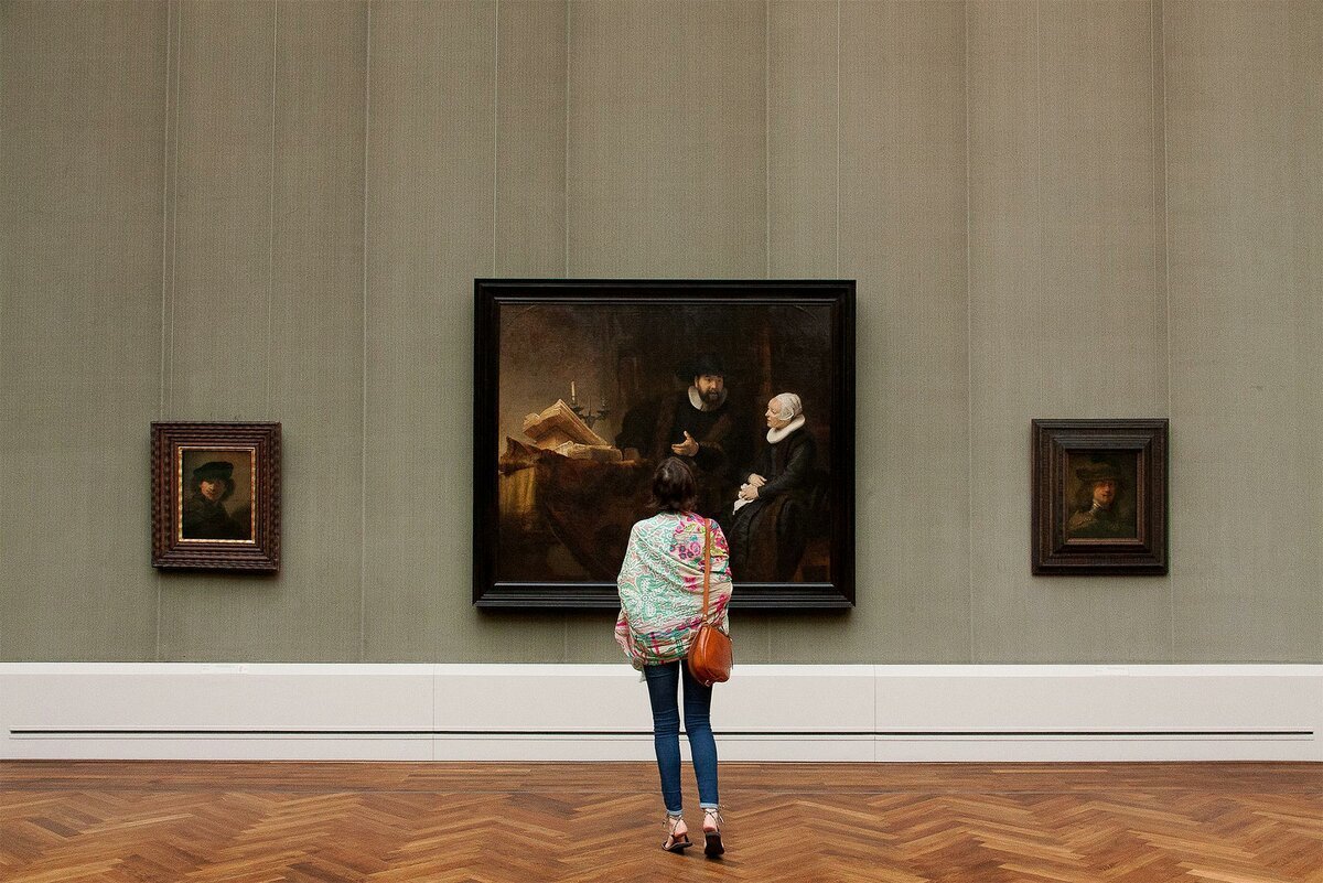 Перед какой картиной. Картина в музее. Человек перед картиной. Девушка в картинной галерее.