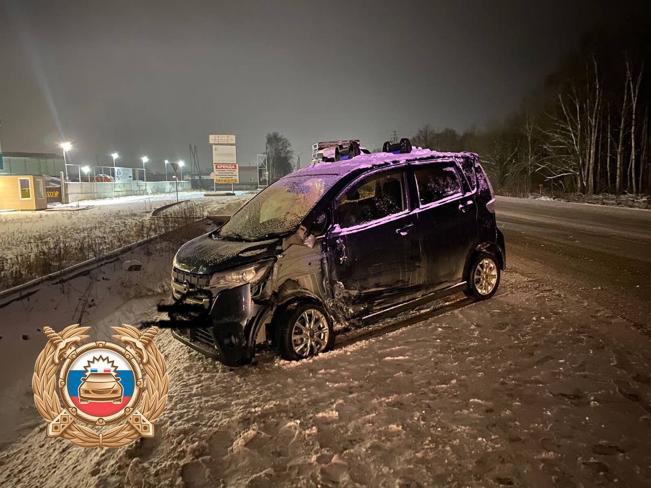 CitySakh.ru - Машина улетела в кювет в ночном ДТП на въезде в Троицкое