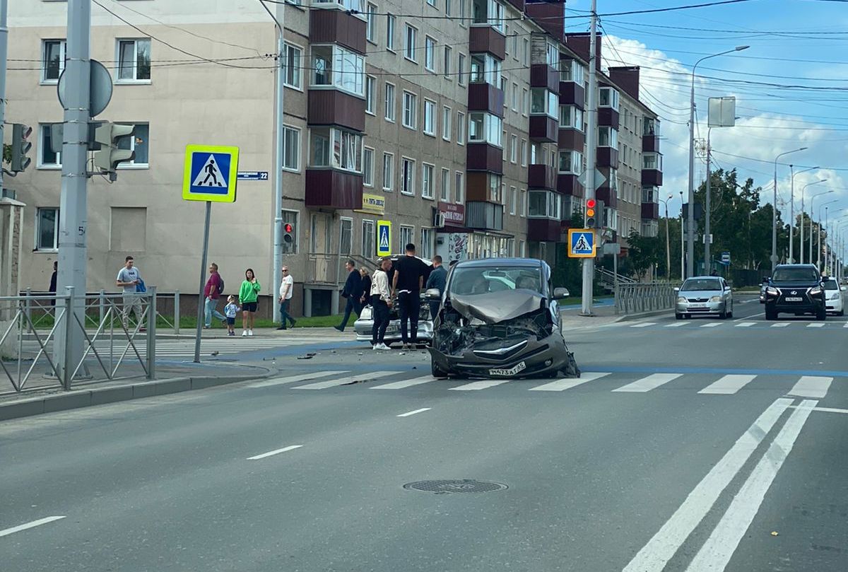 CitySakh.ru - ​Чёрный и белый автомобили не поделили перекрёсток  Тихоокеанской и Комсомольской в Южно-Сахалинске