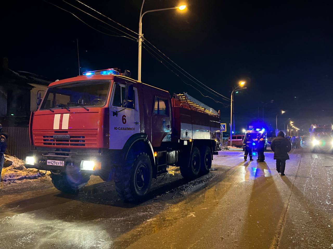 CitySakh.ru - Сергей Надсадин вчера вечером прибыл на место пожара в  пер.Отдаленный