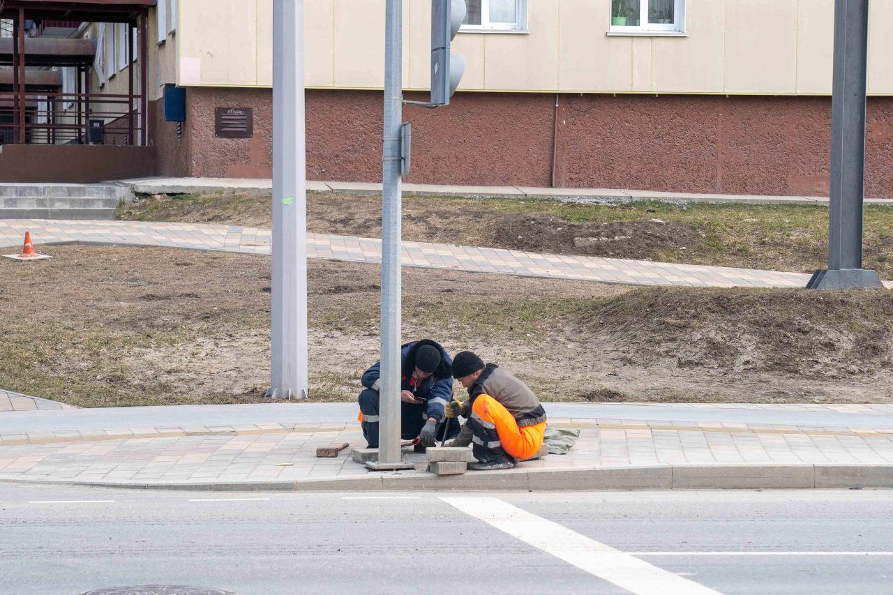 Осмотр улиц. Бордюр фото на улице. Дефекты на дороге. Улицы южных городов.