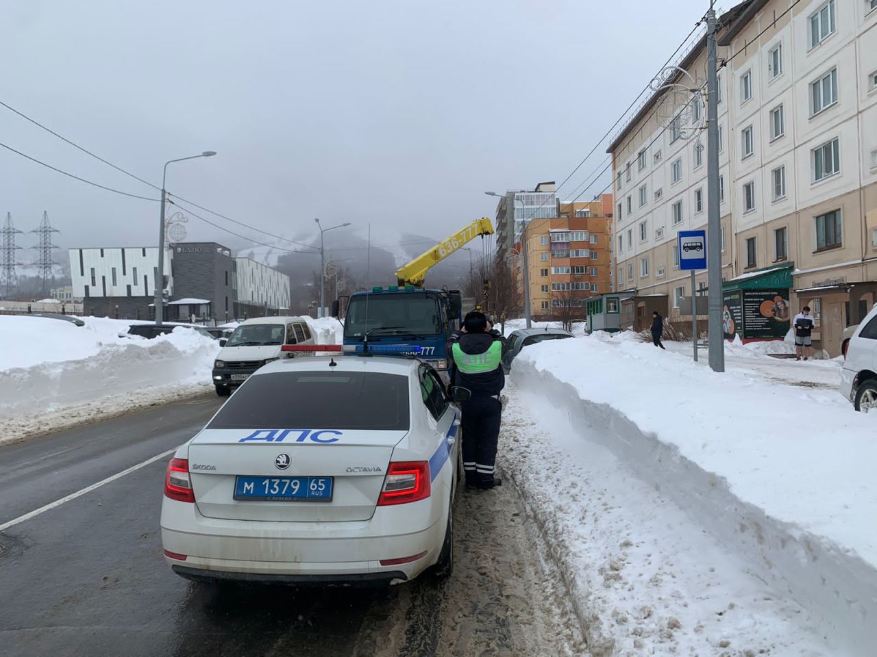 CitySakh.ru - В Южно-Сахалинске эвакуируют автомобили, которые мешают  расчистке города