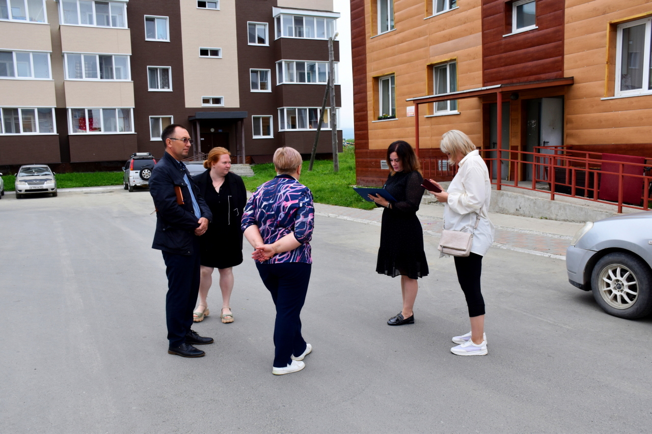 CitySakh.ru - Комиссия в Аниве проверила как соблюдается стандарт уборки  придомовых территорий