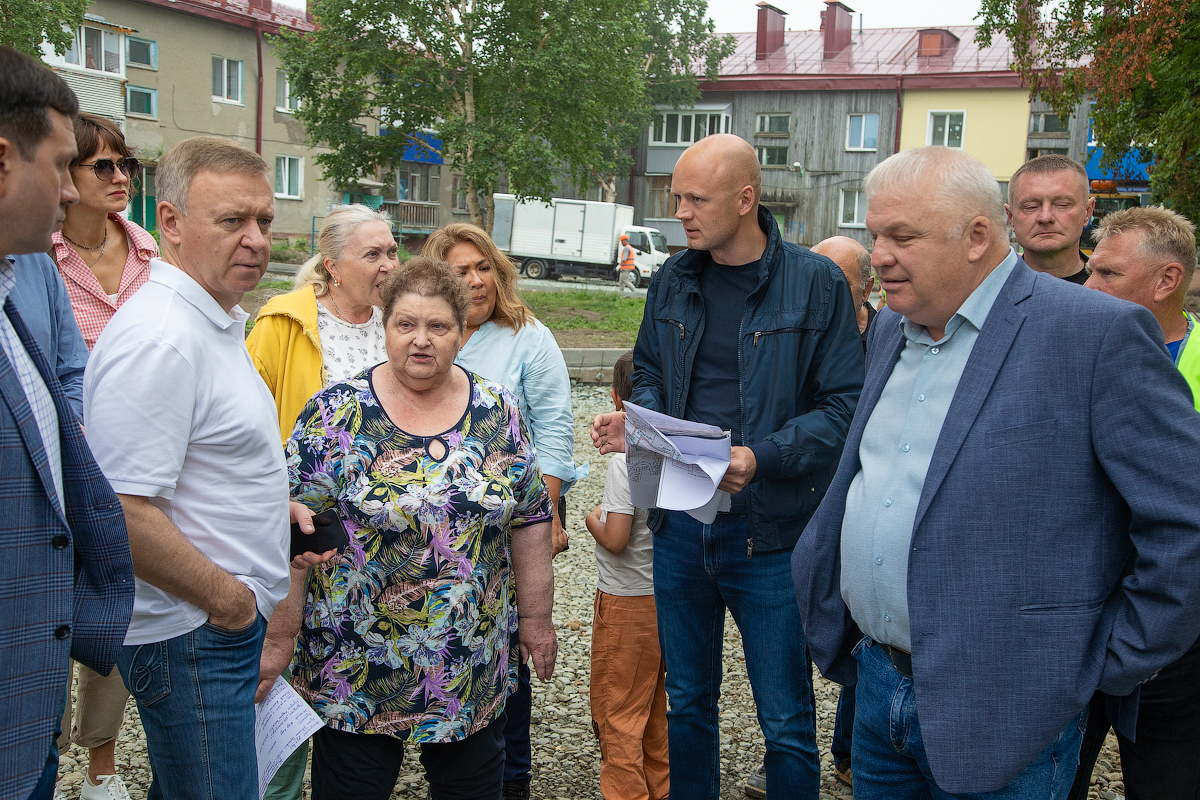 CitySakh.ru - Мэр Сергей Надсадин проверил, как идет ремонт дворов в  Ново-Александровске