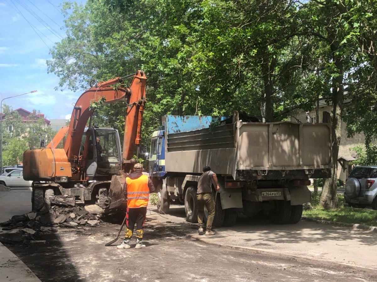 CitySakh.ru - Во дворах Южно-Сахалинска продолжается текущий ремонт