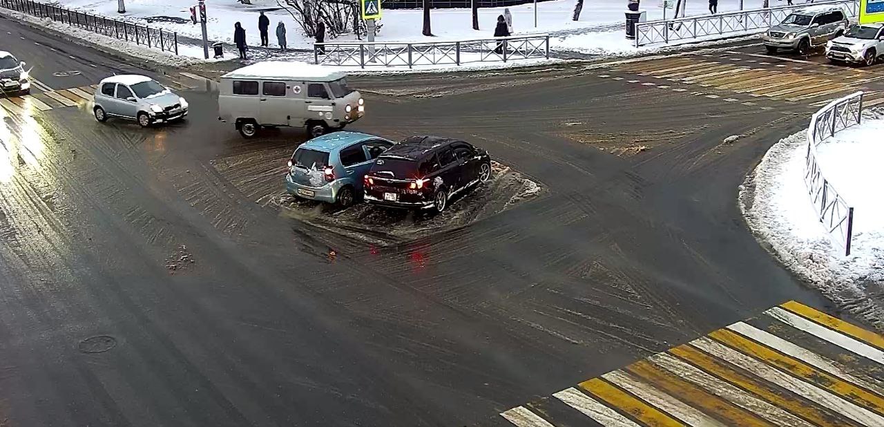 CitySakh.ru - Два автомобиля встретились в ДТП на перекрестке Мира —  Компроспекта в Южно-Сахалинске