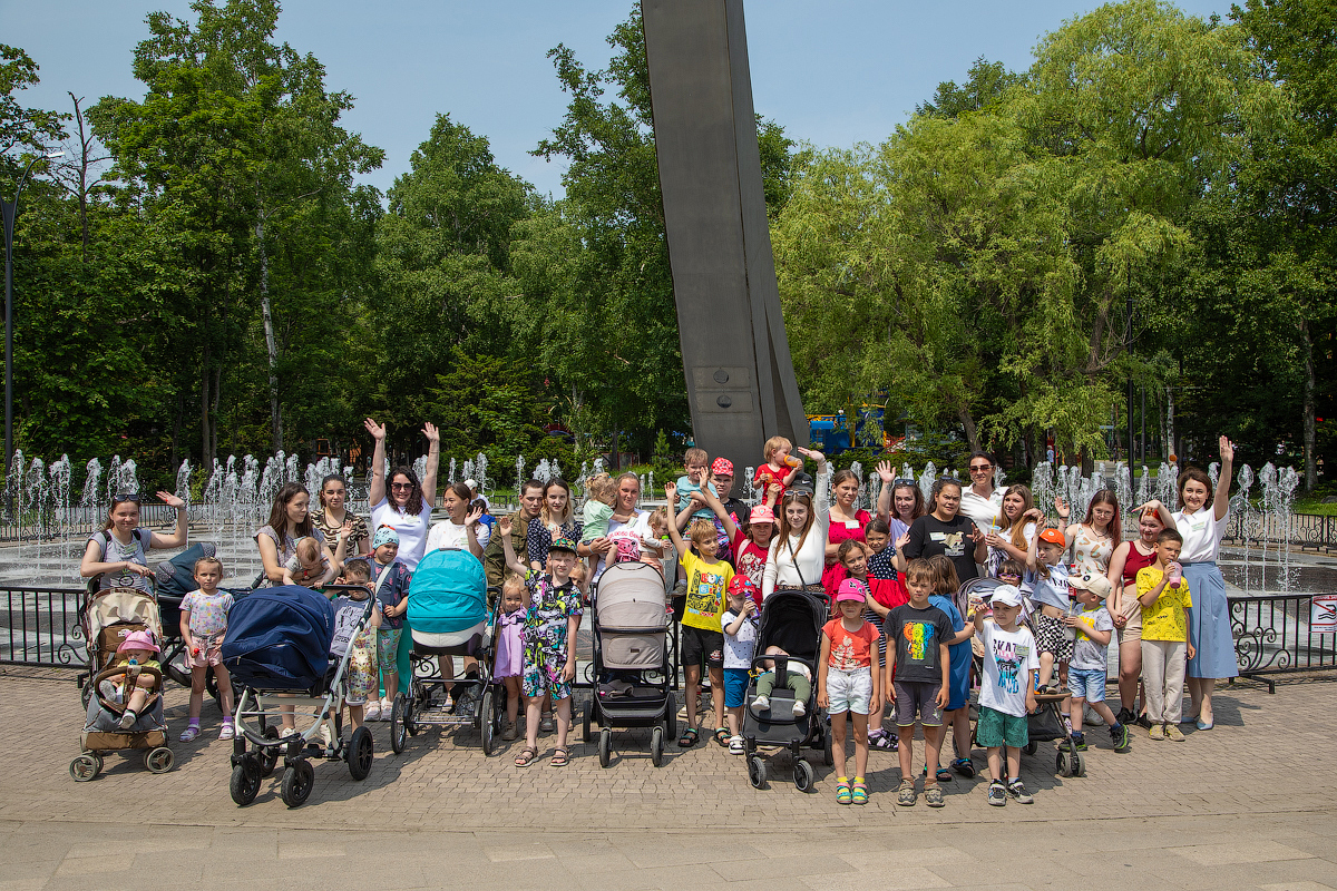 CitySakh.ru - В парке Южно-Сахалинска поздравили молодые семьи с праздником