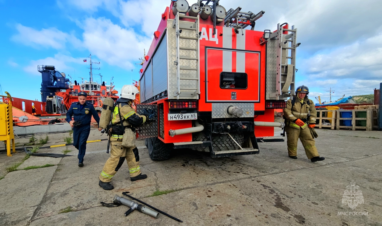 CitySakh.ru - Пожарные потушили условный пожар на морском спасательном  судне «Рубин»