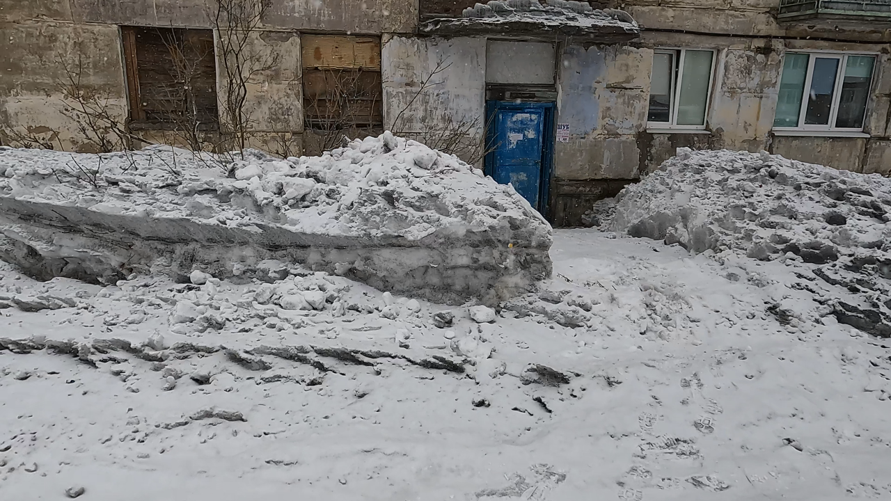 Пгт Шахтерск Сахалинской области. Сугробы во дворе. Двор пятиэтажки. Снег во дворе. Рп5 шахтерск сахалинской